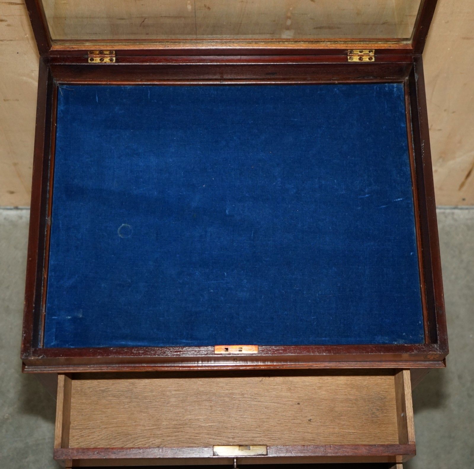 photo vintage Stunning Antique Victorian Sheraton Walnut Drawers With Napoleonic Blue Display