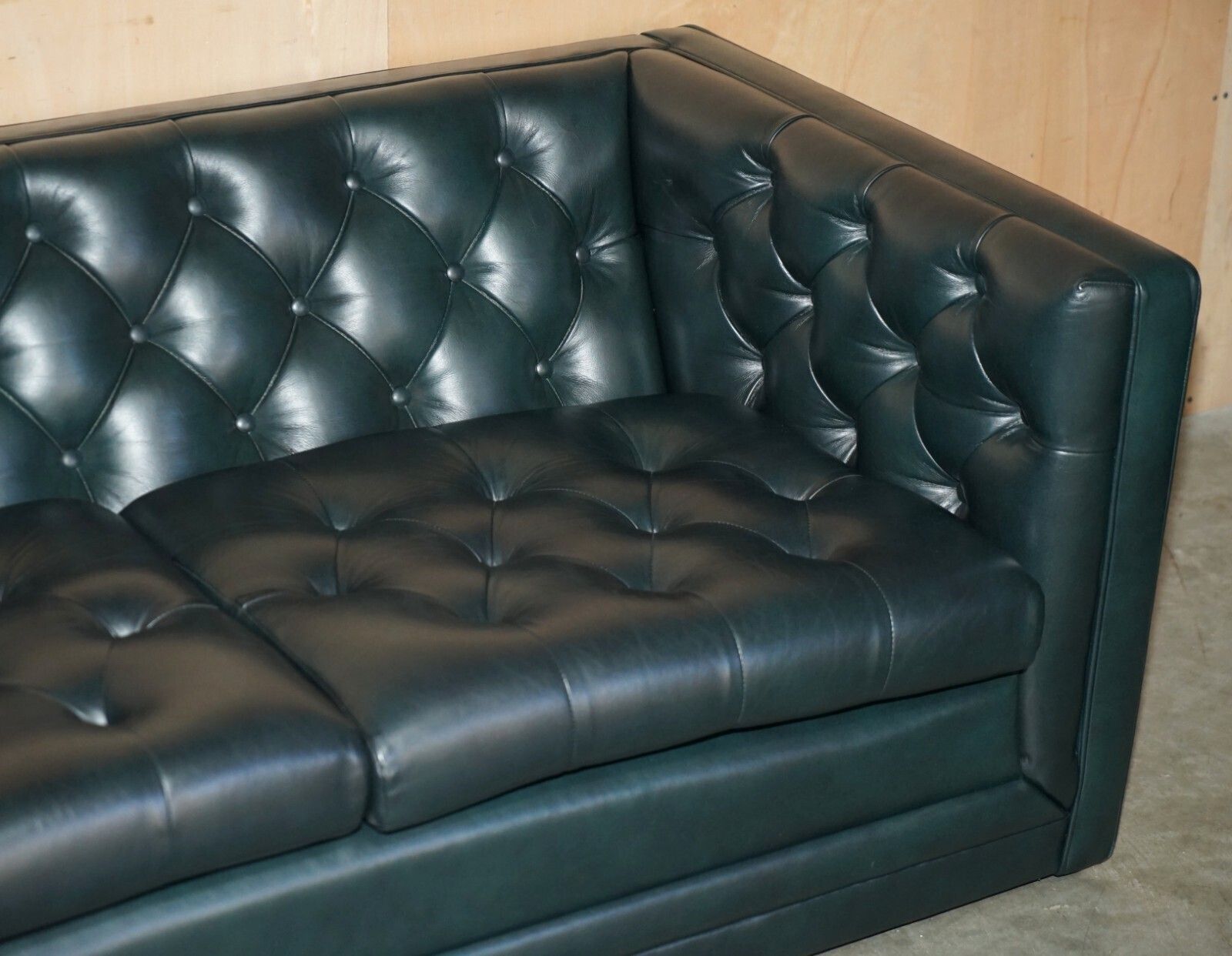 Art Deco Style 1970's Green Leather Chesterfield Sofa & Pair Of Armchairs Suite photo Furniture