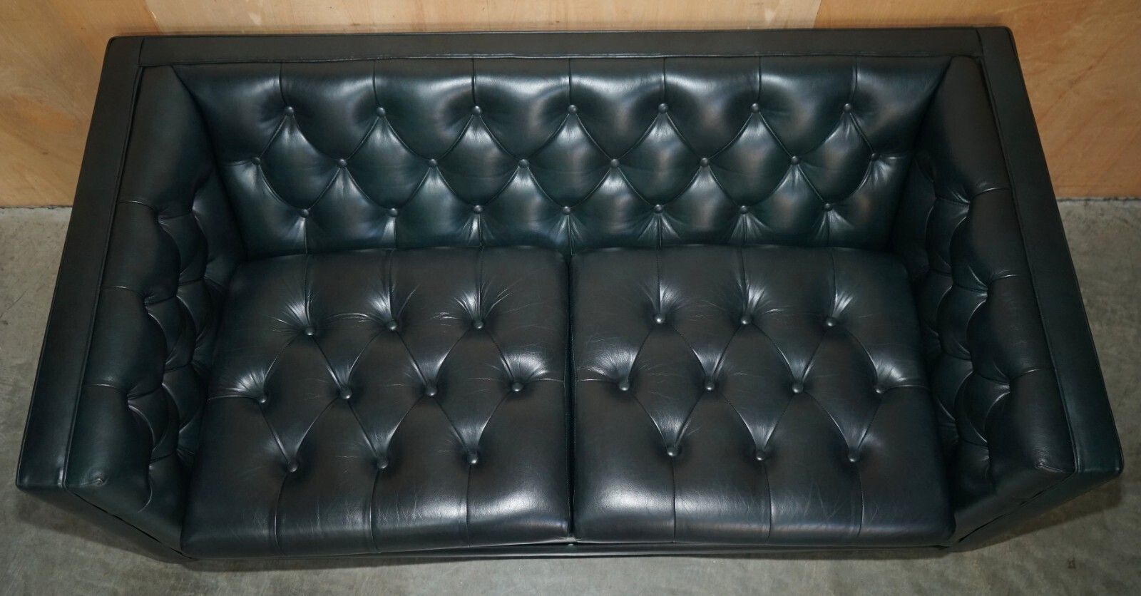Art Deco Style 1970's Green Leather Chesterfield Sofa & Pair Of Armchairs Suite photo vinterior