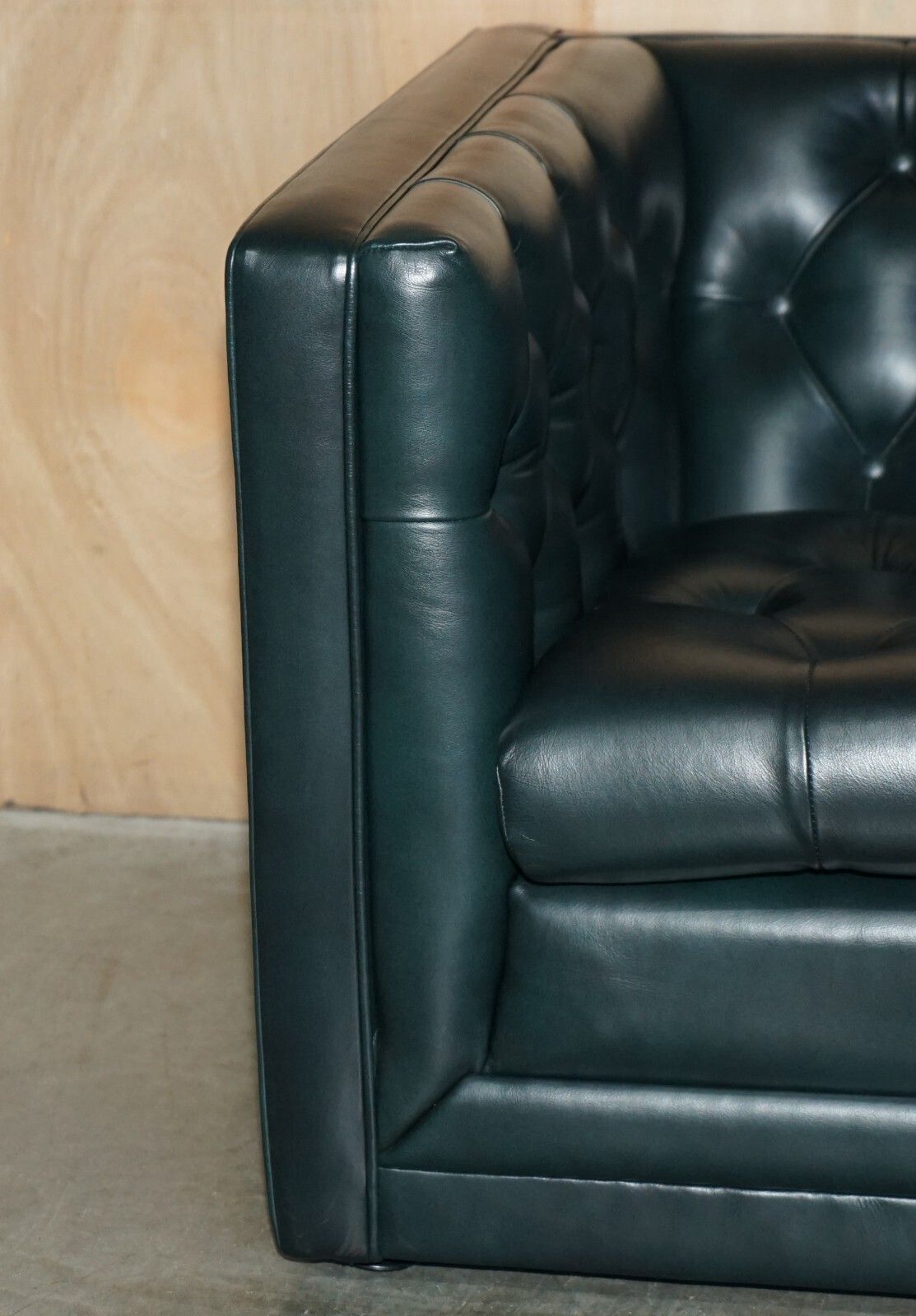 photo furniture Art Deco Style 1970's Green Leather Chesterfield Sofa & Pair Of Armchairs Suite