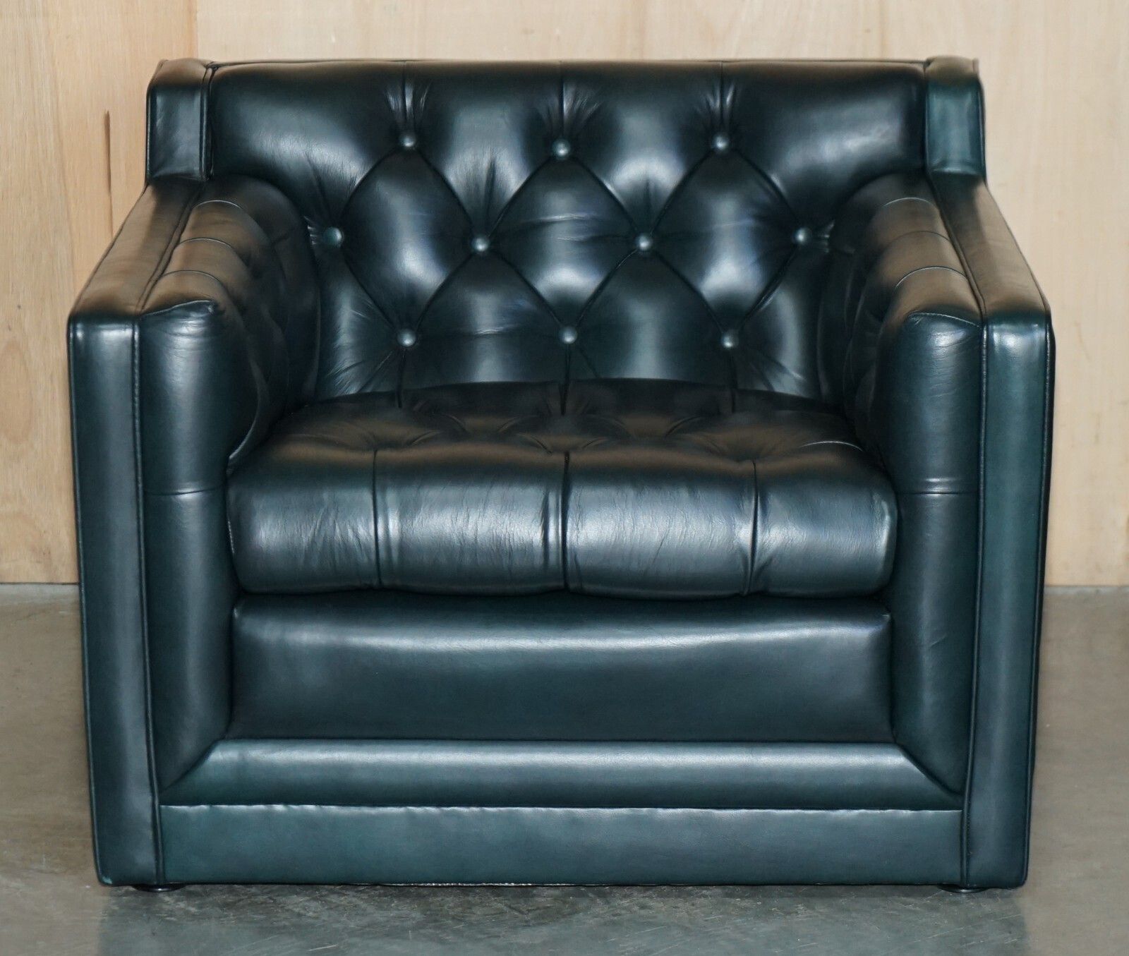 photo vintage Art Deco Style 1970's Green Leather Chesterfield Sofa & Pair Of Armchairs Suite