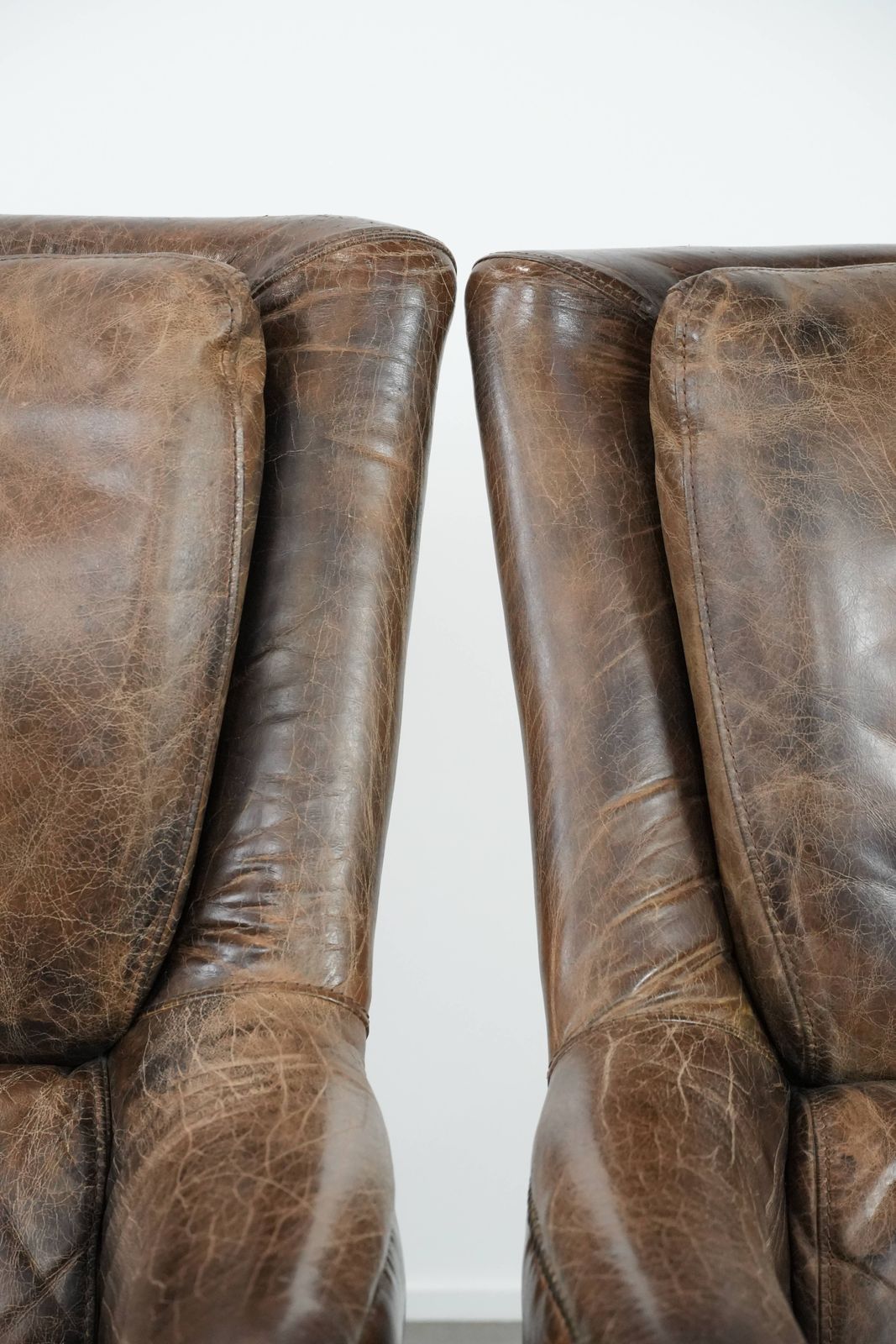 Meubels Karaktervol En Zeer Comfortabel: Set Van Twee Vintage Koeienhuid Fauteuils Met Mooie, Opvallende Kleuren photo
