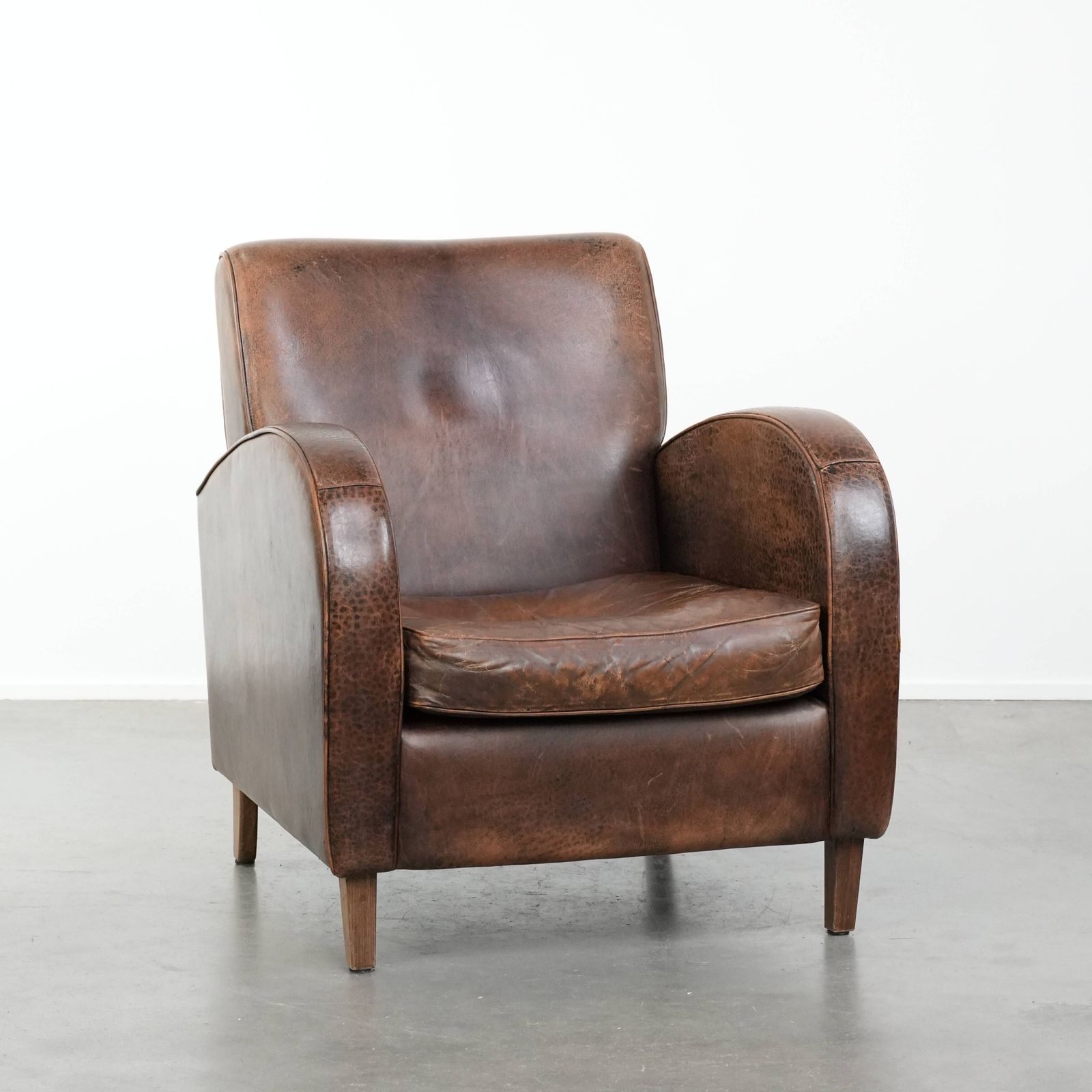 Stevige En Tijdloze Vintage Schapenleren Fauteuil Met Rond Ontwerp En Comfortabele Zitting
