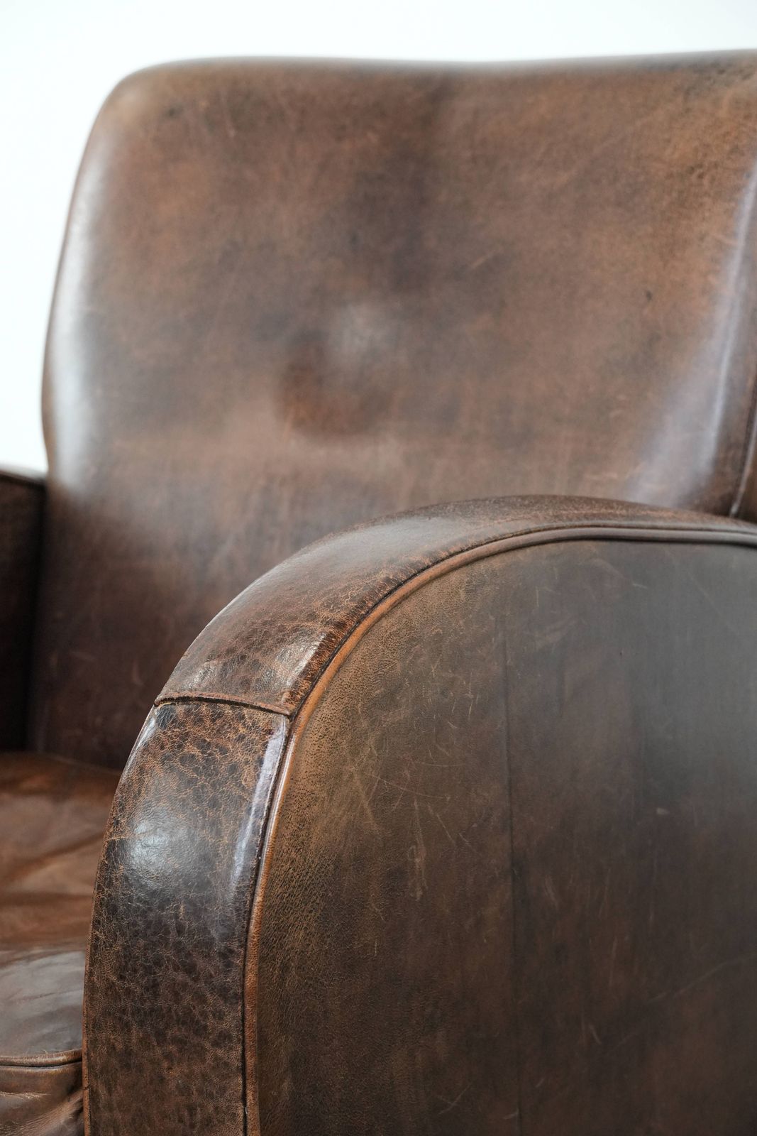 photo vinterior Sturdy And Timeless Vintage Sheepskin Armchair With A Round Design And Comfortable Seat