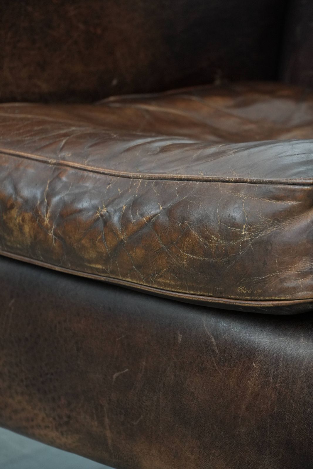 photo vintage Sturdy And Timeless Vintage Sheepskin Armchair With A Round Design And Comfortable Seat