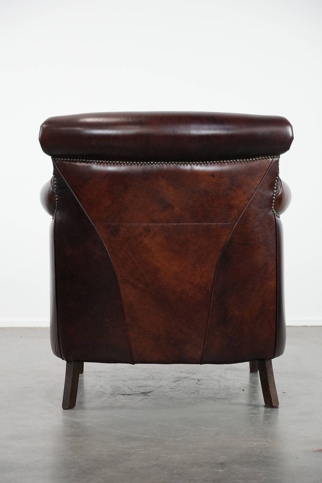 Karaktervolle En Comfortabele Fauteuil In Koeienhuid Met Warme Kleuren En Een Tijdloos Design photo Meubels