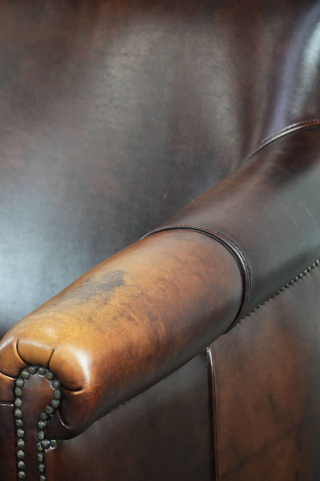 857.0 Karaktervolle En Comfortabele Fauteuil In Koeienhuid Met Warme Kleuren En Een Tijdloos Design photo