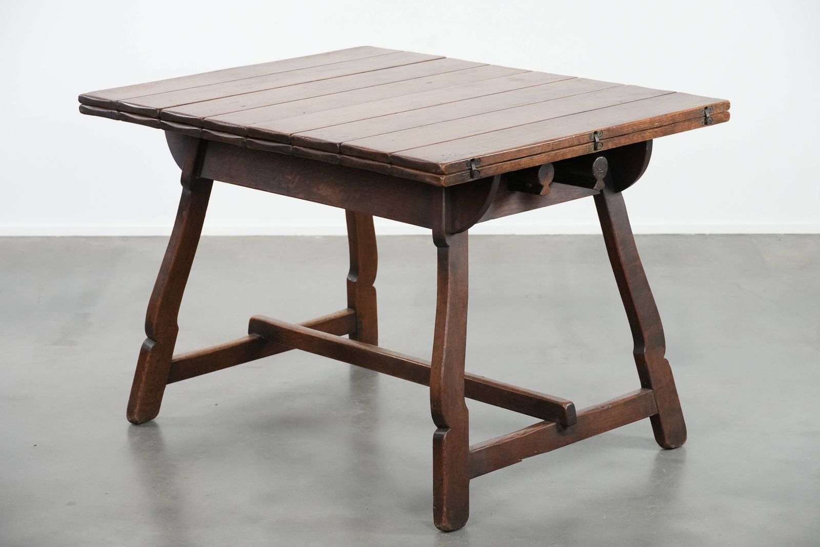 Bijzondere Antieke Zwitserse Inklapbare Eettafel Van Eikenhout, Midden 19e Eeuw photo for sale