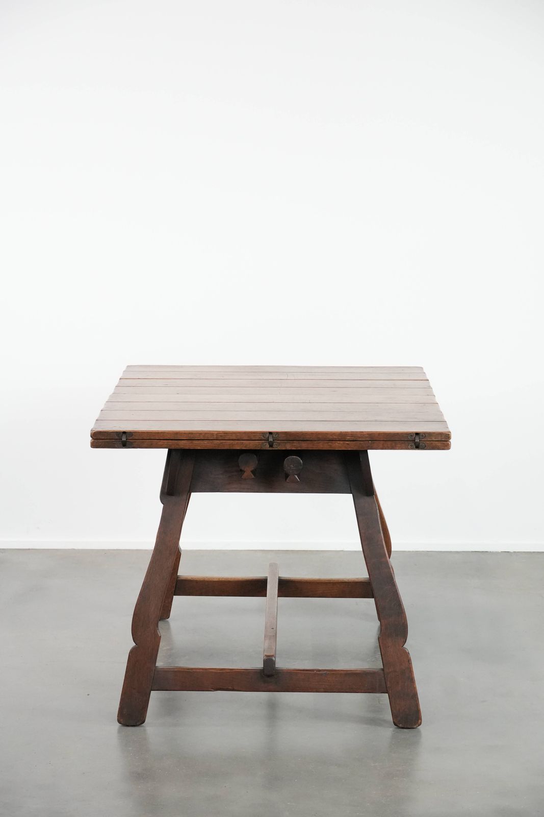 photo furniture Bijzondere Antieke Zwitserse Inklapbare Eettafel Van Eikenhout, Midden 19e Eeuw