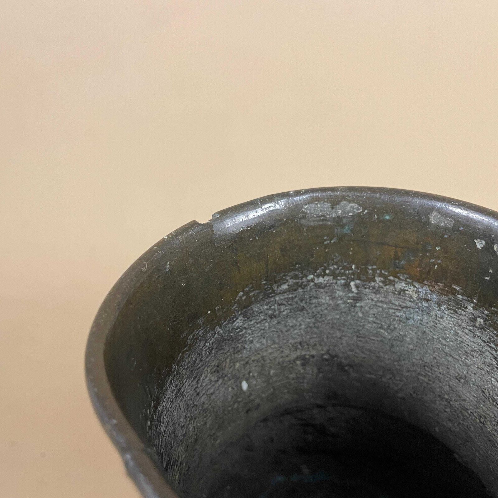 photo furniture Antique Chinese Bronze Vase On Stand Pot Archaic Relief Decor Scholar Style 18/19th Century Asian Metal Art Vase Oriental Decorative