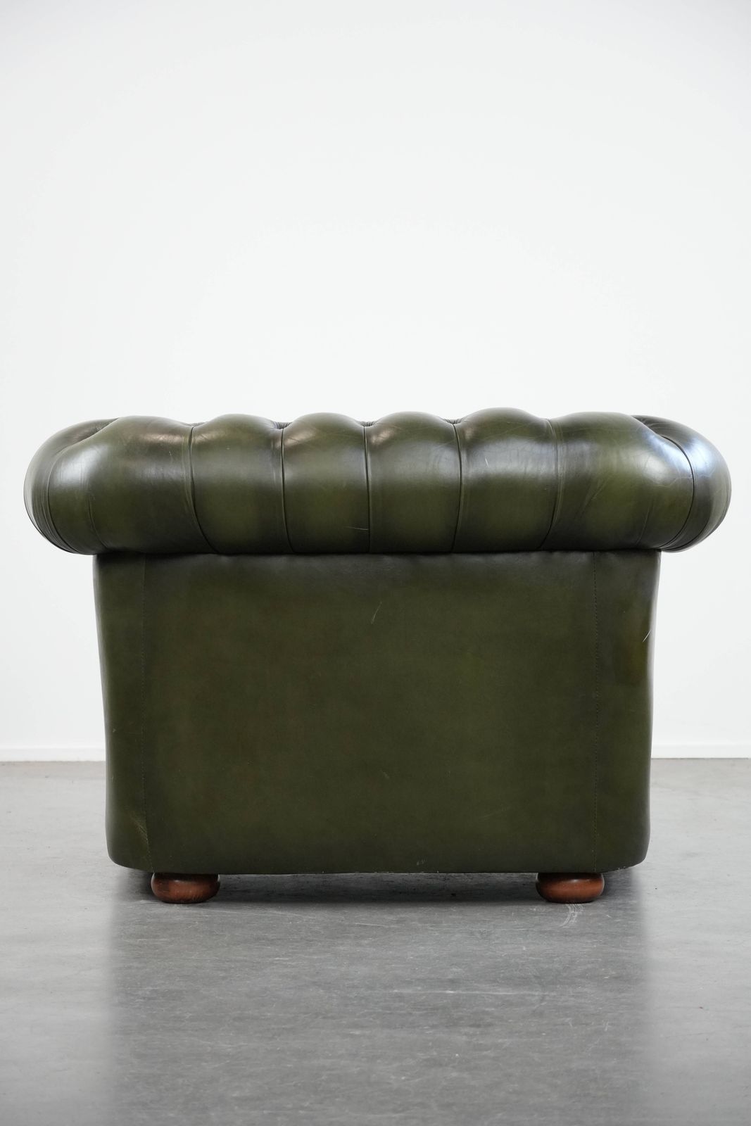 Groene Koehiden Chesterfield Fauteuil In Engelse Stijl Met Klassieke Afwerking En Decoratieve Nagels photo Meubels