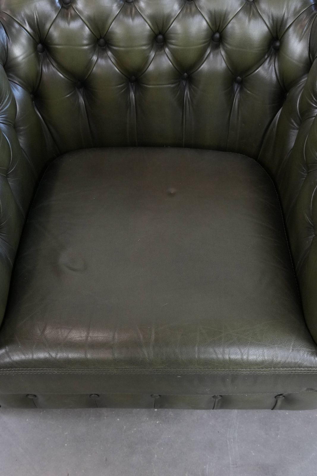 Groene Koehiden Chesterfield Fauteuil In Engelse Stijl Met Klassieke Afwerking En Decoratieve Nagels photo vinterior