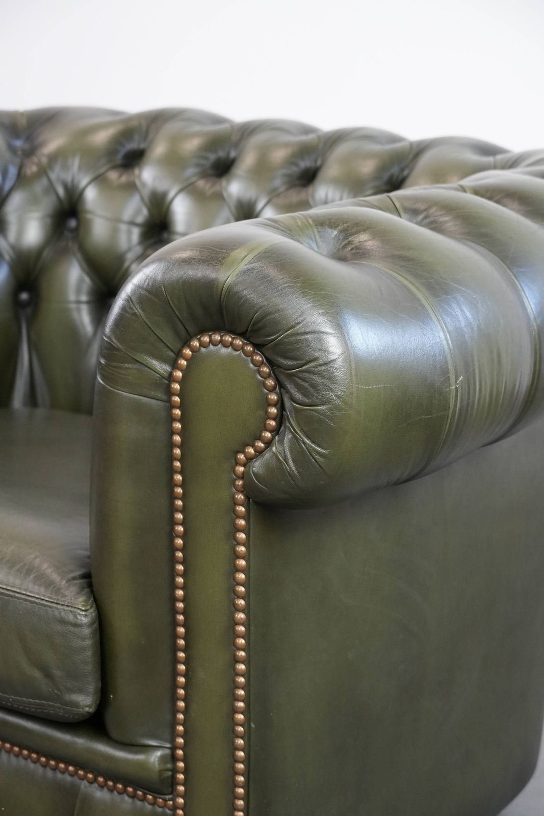 photo for sale Groene Koehiden Chesterfield Fauteuil In Engelse Stijl Met Klassieke Afwerking En Decoratieve Nagels