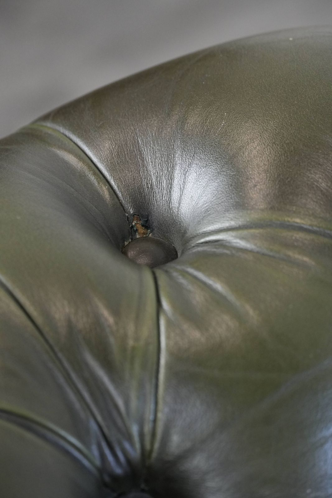 photo buy Groene Koehiden Chesterfield Fauteuil In Engelse Stijl Met Klassieke Afwerking En Decoratieve Nagels