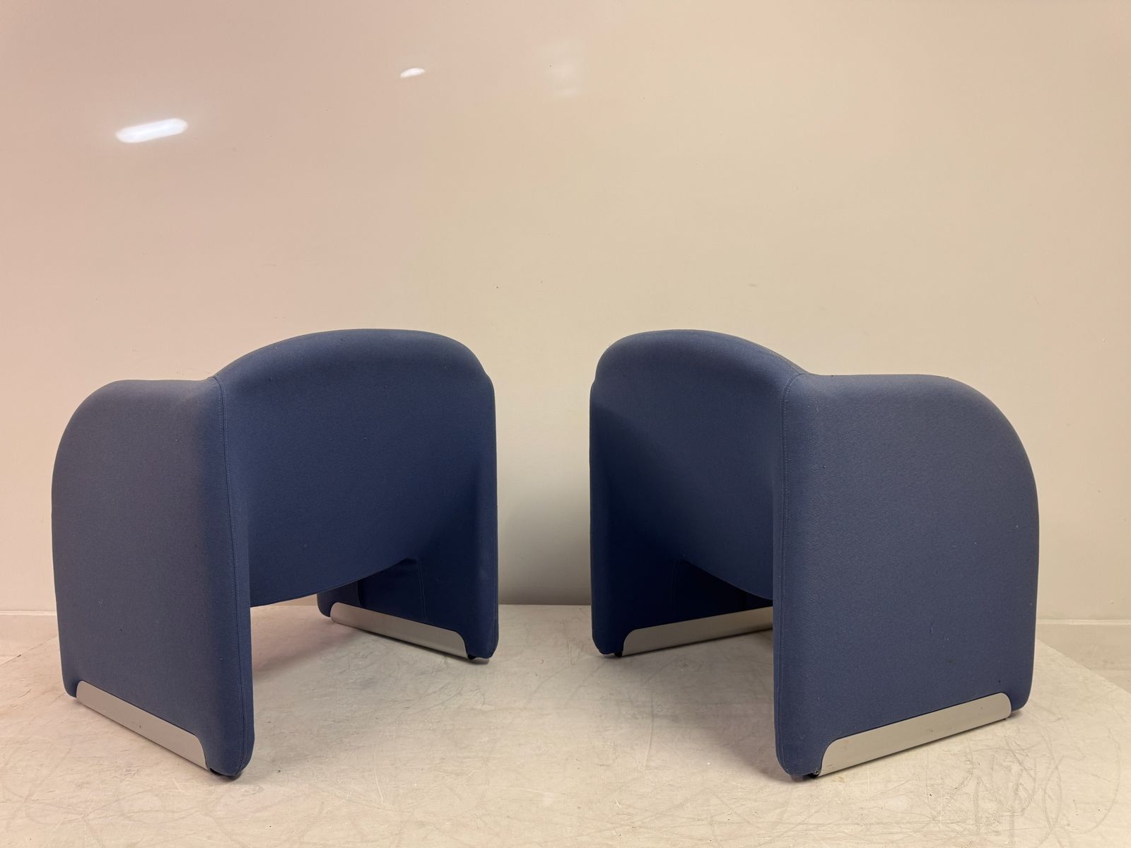 photo furniture Pair Of Ben Chairs By Pierre Paulin For Artifort