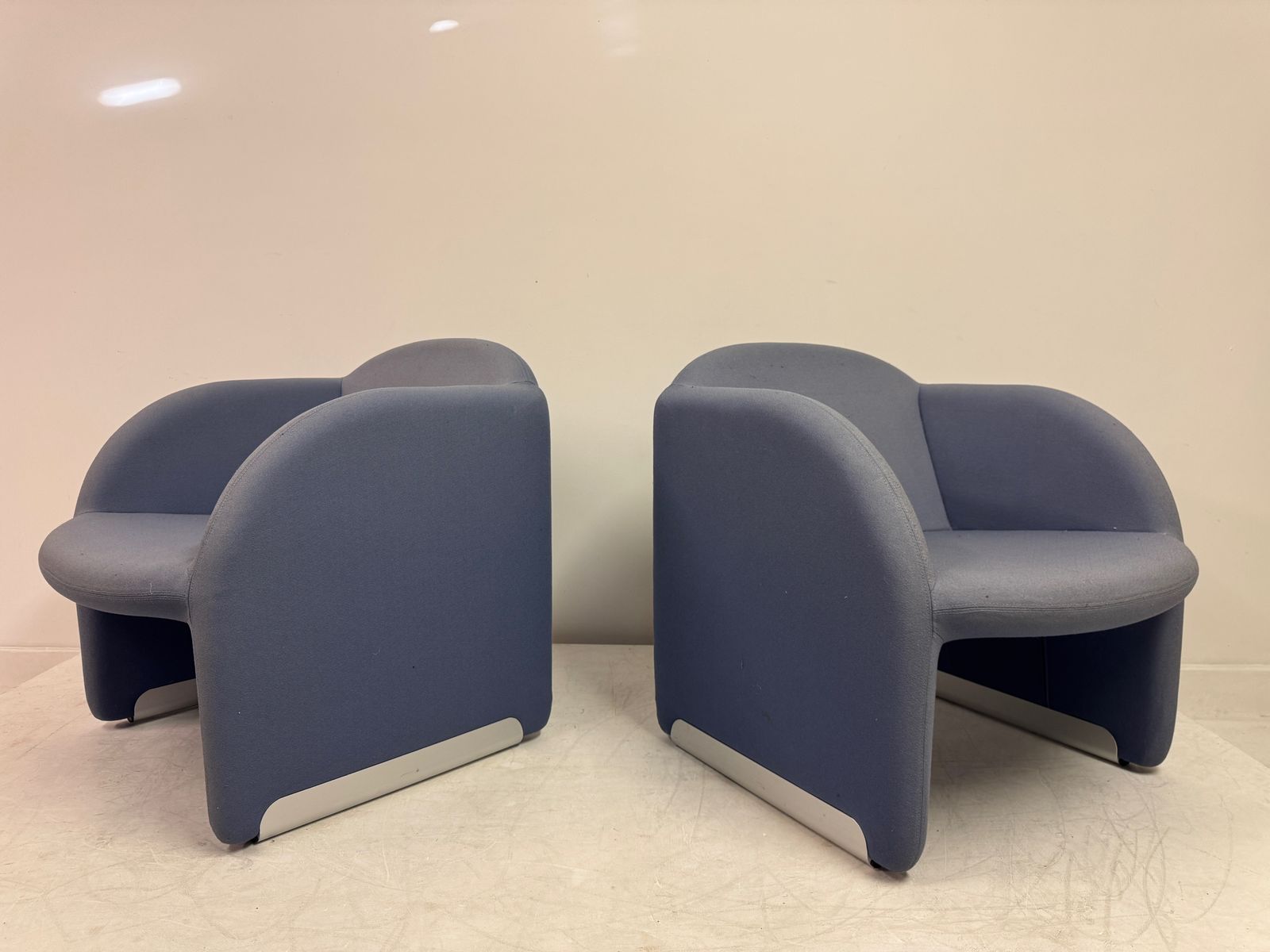 Furniture Pair Of Ben Chairs By Pierre Paulin For Artifort photo