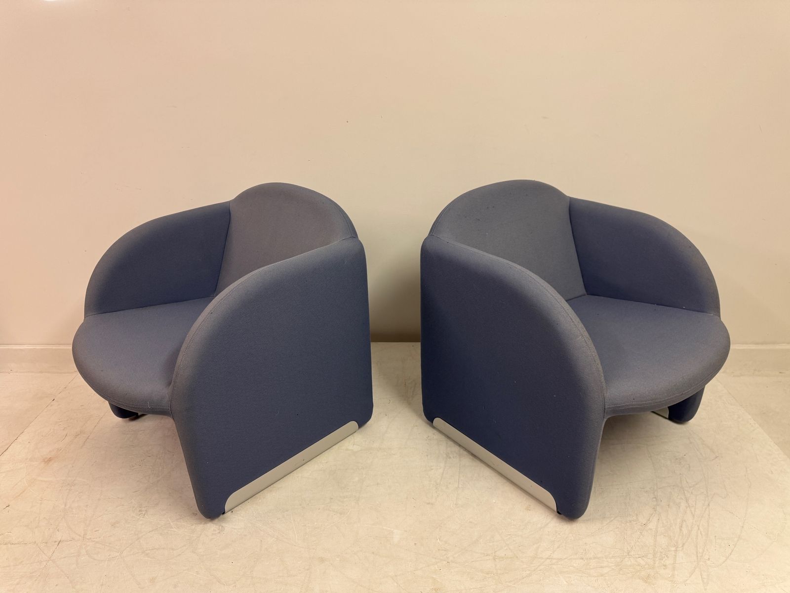 photo buy Pair Of Ben Chairs By Pierre Paulin For Artifort