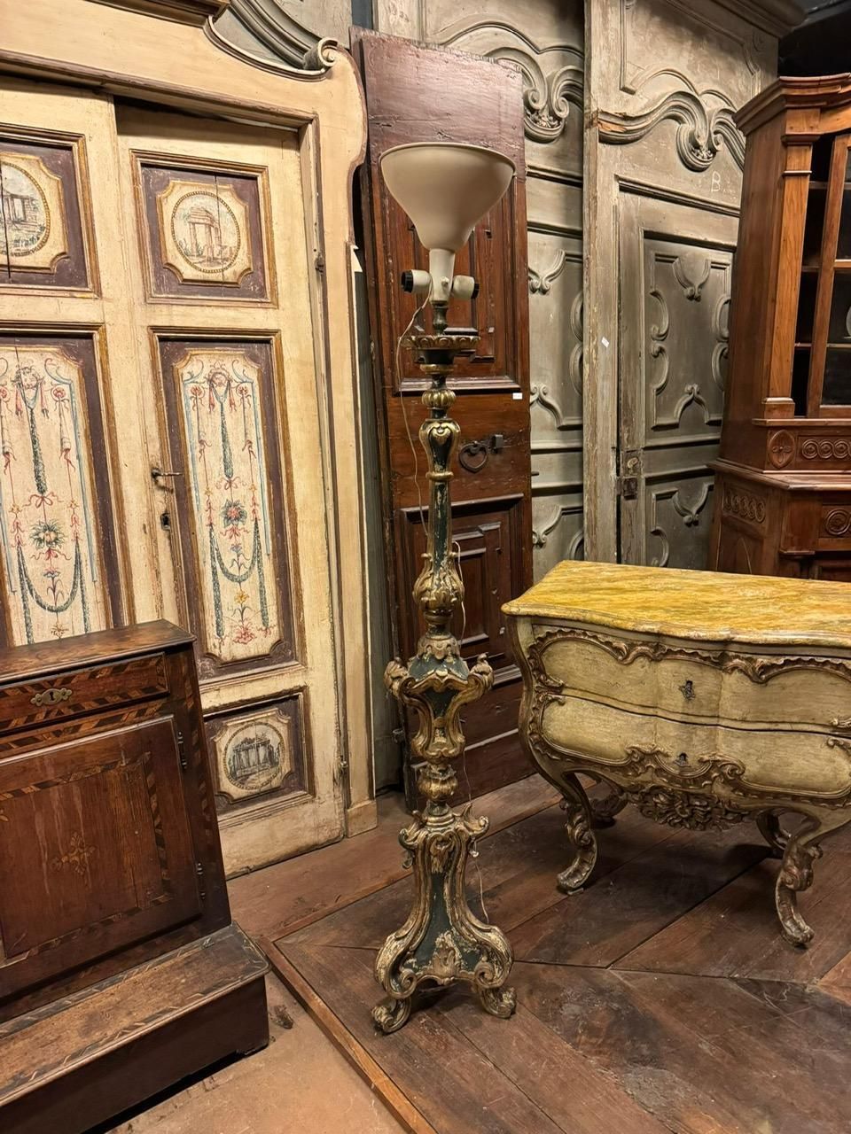 Candeliere In Legno Laccato E Scolpito, Con Decori Dorati, Italia photo vintage