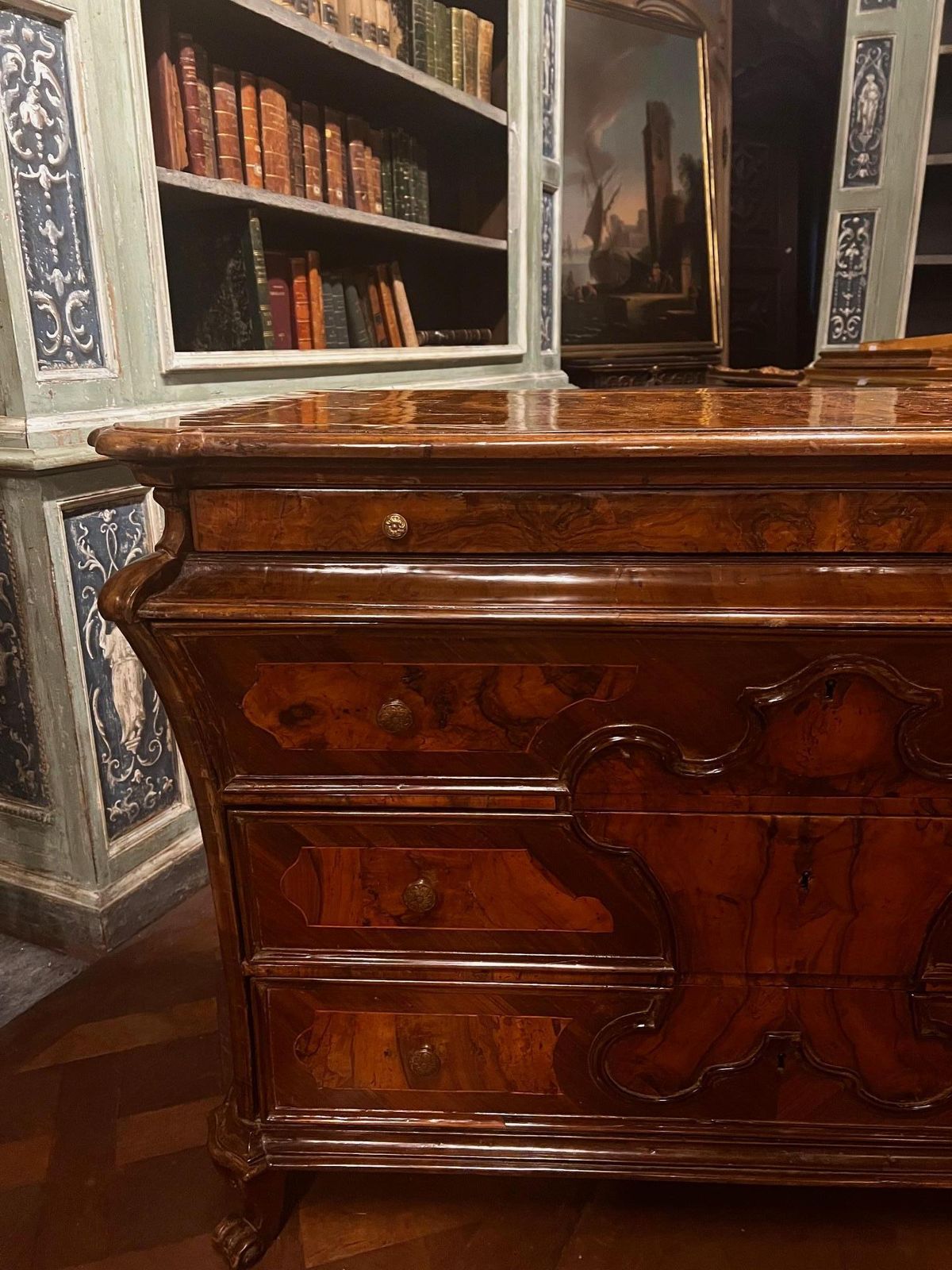 Elegante Comò Cassettiera Lombarda In Noce E Radica Di Noce, Italia photo Furniture