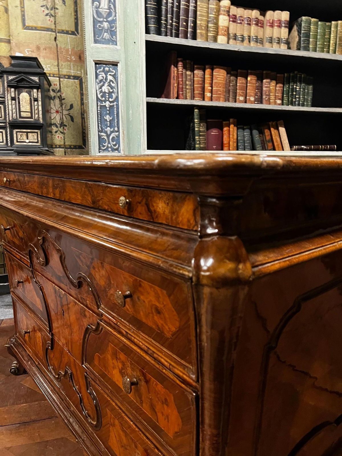 Elegante Comò Cassettiera Lombarda In Noce E Radica Di Noce, Italia photo vinterior