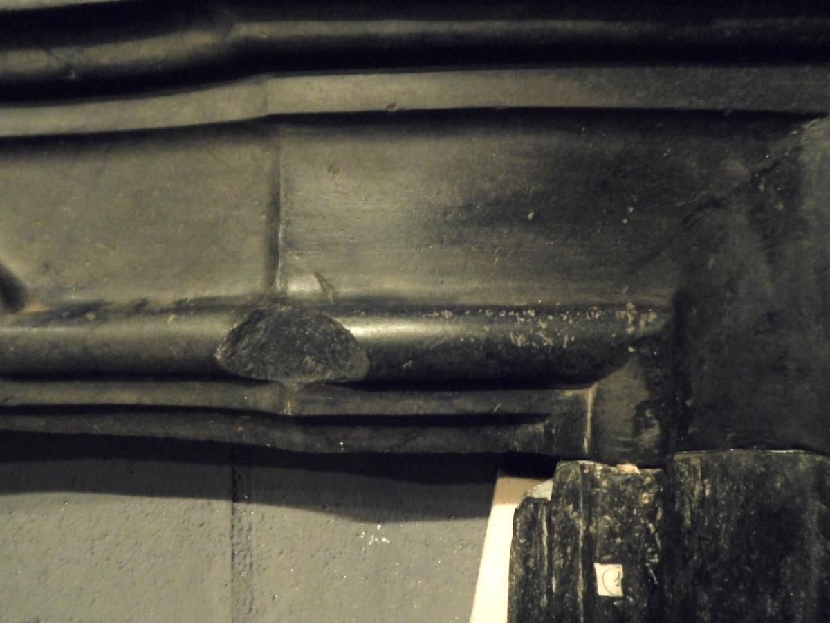 Camino In Marmo Verde Serpentino Con Fronte Scolpito Con Conchiglia Centrale photo buy