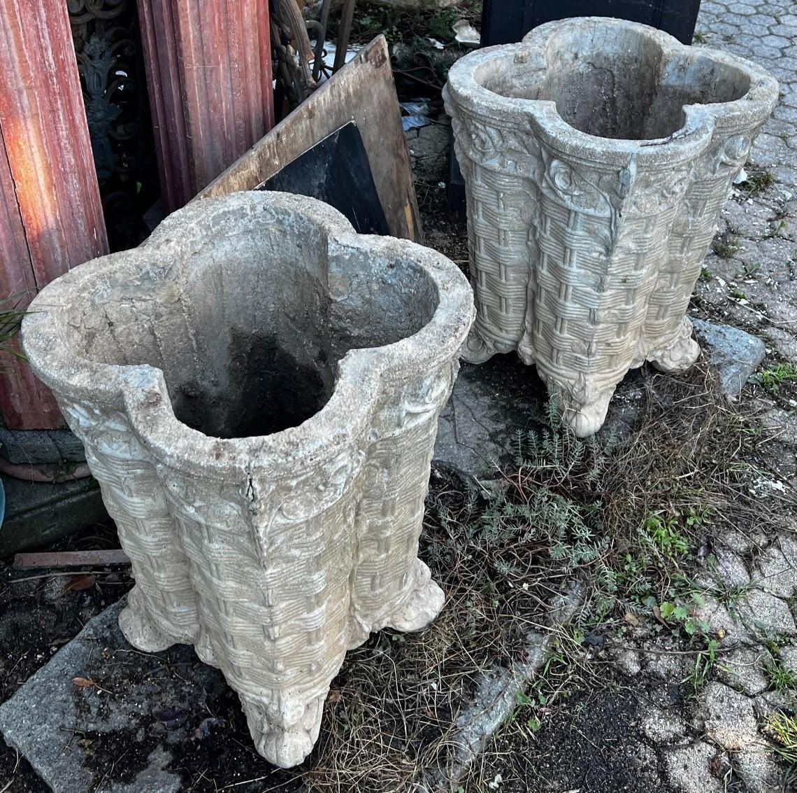 Coppia Di Vasi In Cemento, Decorati A Quadrifoglio Intrecciato, Italia photo vinterior