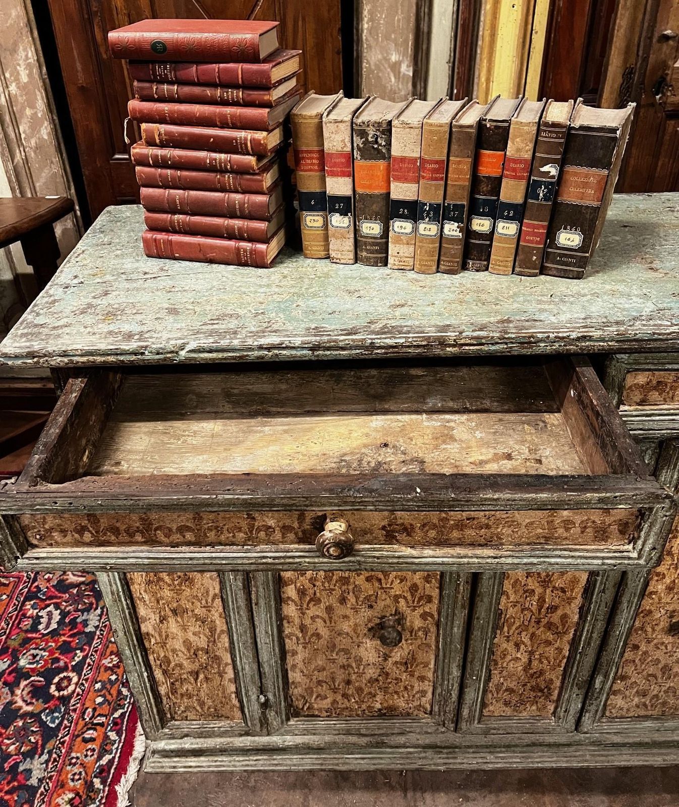 Credenza Laccata Con Gigli Di Firenze, 2 Ante E 2 Cassetti, Italia photo vinterior