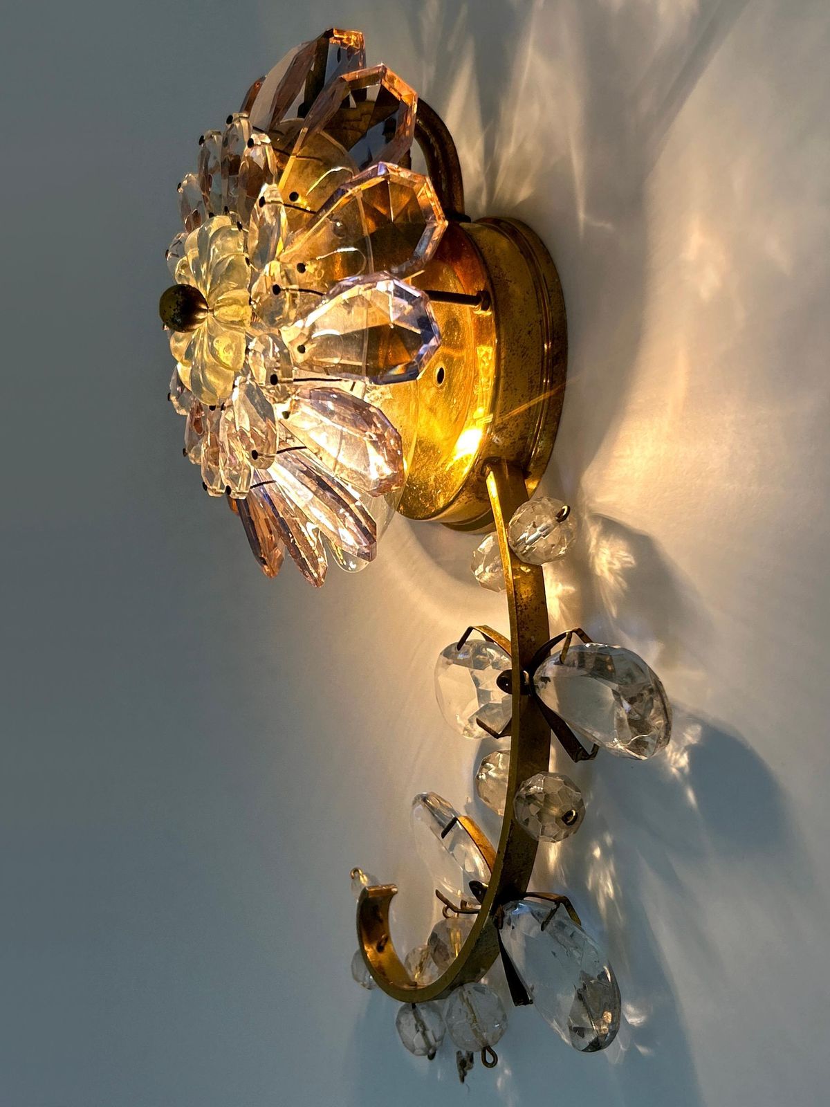photo vintage Amazing Palwa Iridescent Crystal Glass & Brass Flower Sconce Or Wall Lamp 1960s