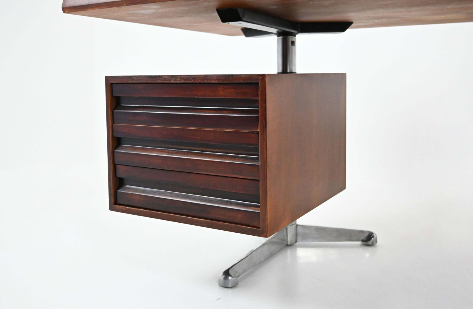 6553.0 Desk By Osvaldo Borsani For Tecno, 1960s photo