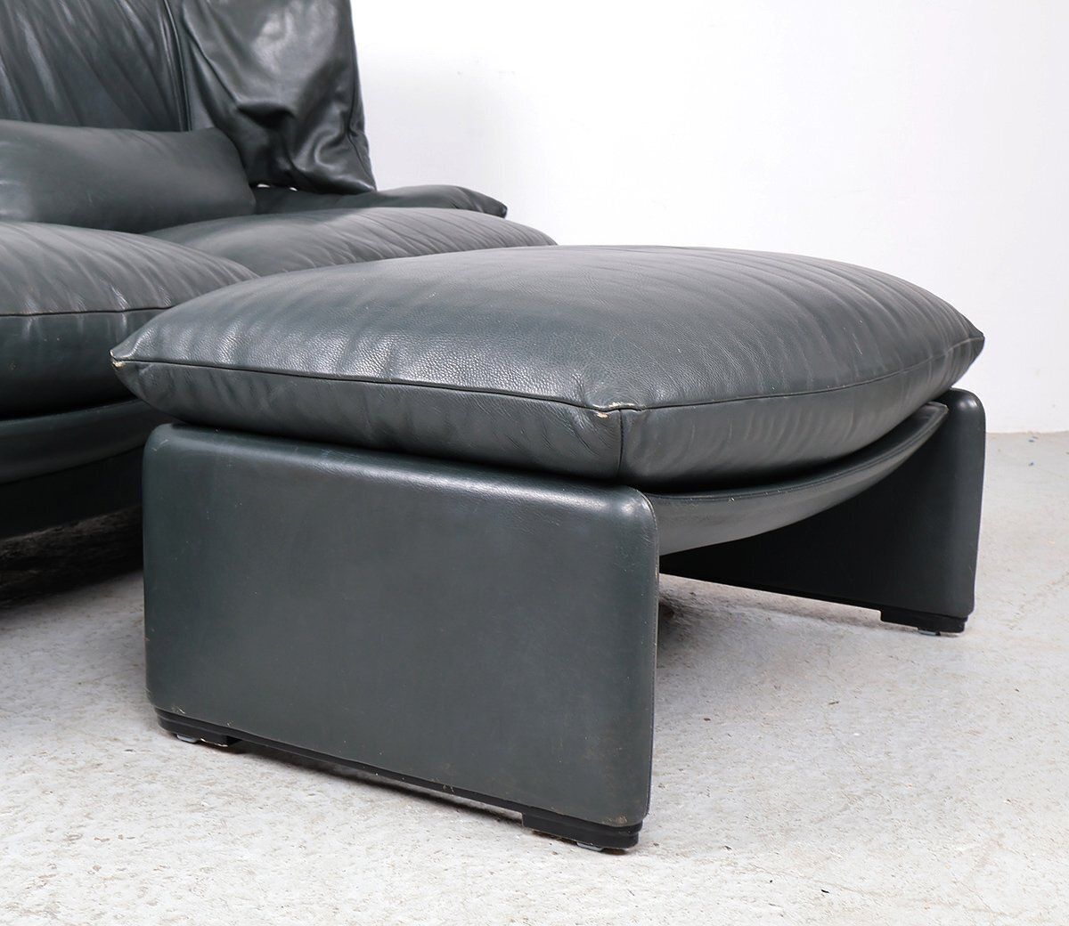 Furniture Set Of Leather Sofa With Pouf By Vico Magistretti For Cassina, 1980s photo