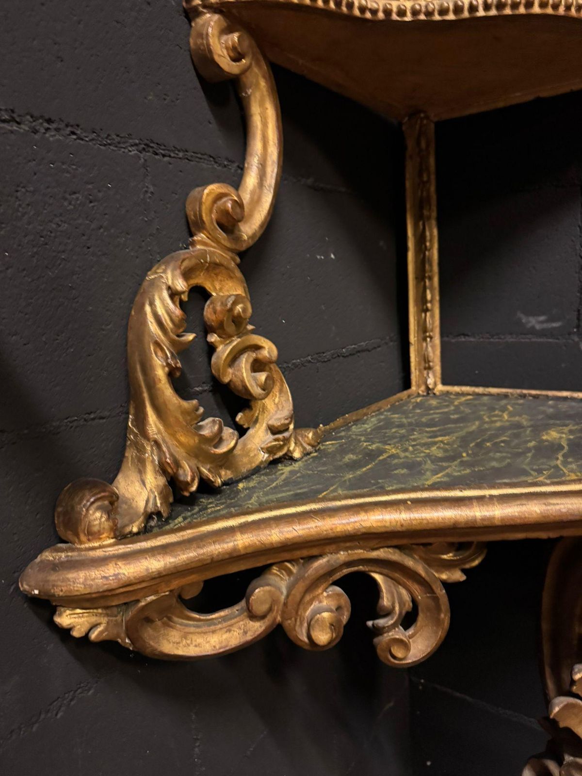 Angoliera A Giorno, In Legno Scolpito, Laccato E Dorato, Italia photo Furniture