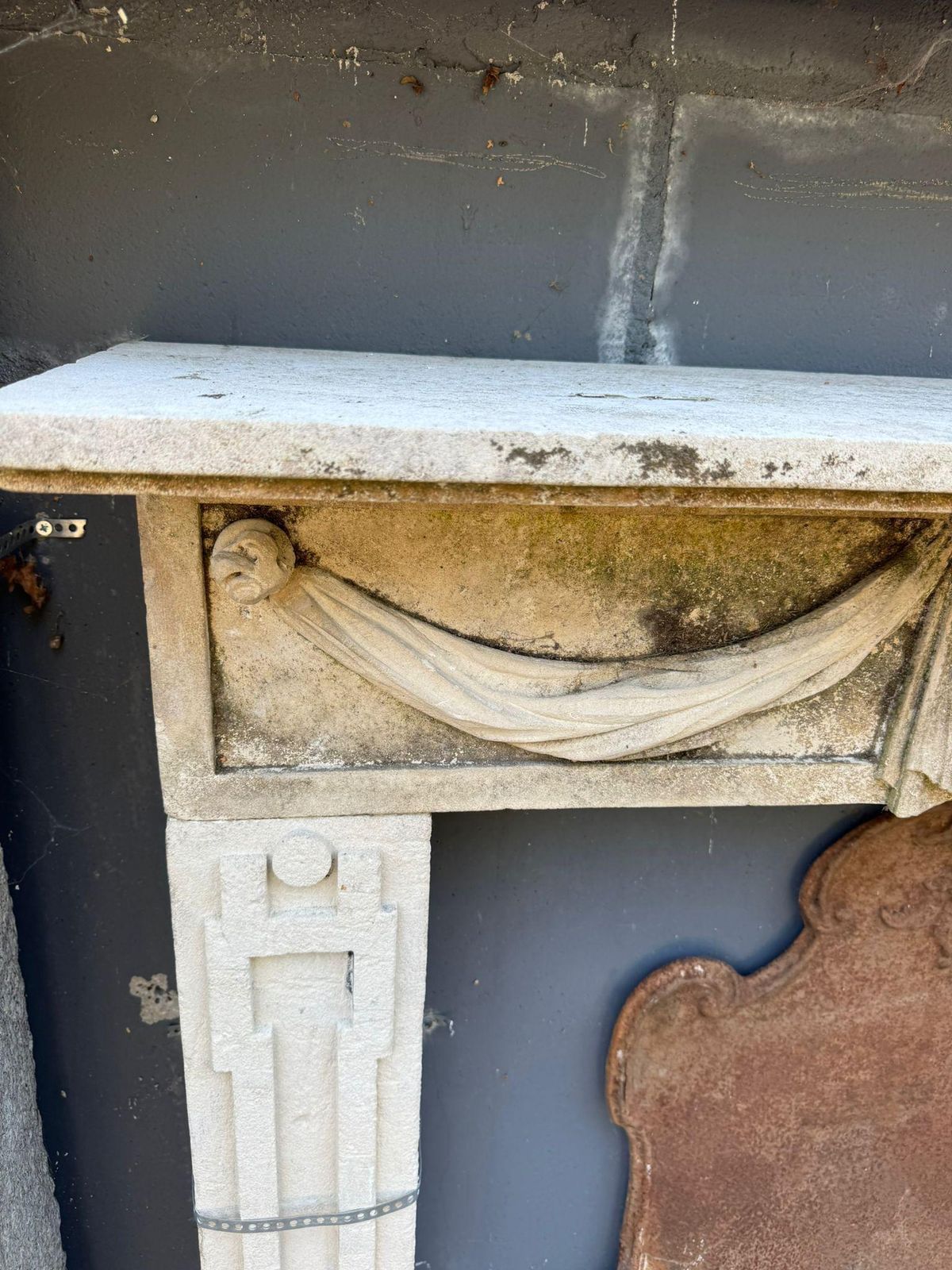 Camino Mantello In Pietra Artificiale Riccamente Scolpita Con Stemma Nobiliare photo Home Fixtures
