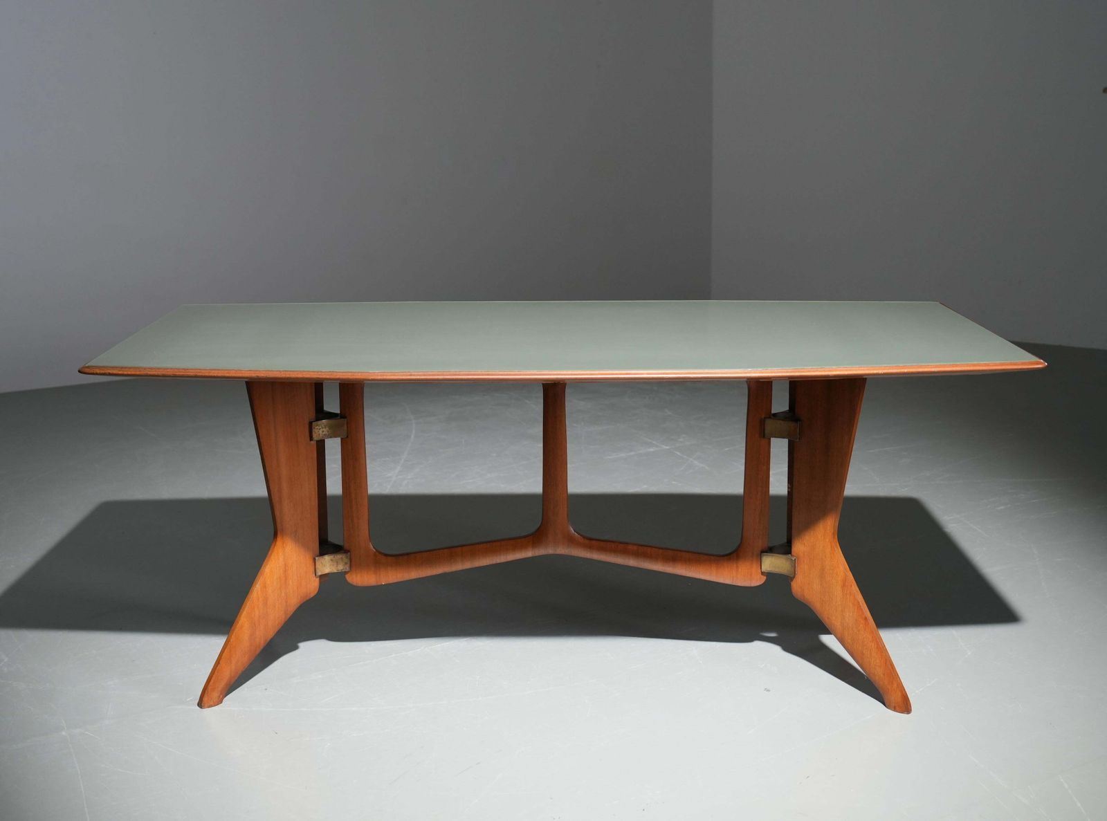 photo vinterior Ariberto Colombo Eettafel In Walnoot, Glas En Messing, Italië, Ca. Jaren 1950