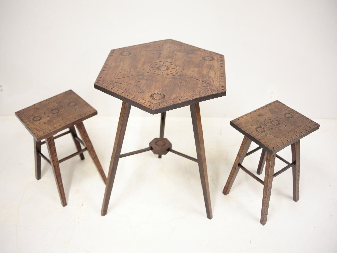 Handgesneden Volkskunst Tafel En Krukken, Voormalig Tsjecho Slowakije, Jaren 1960, Set Van 3