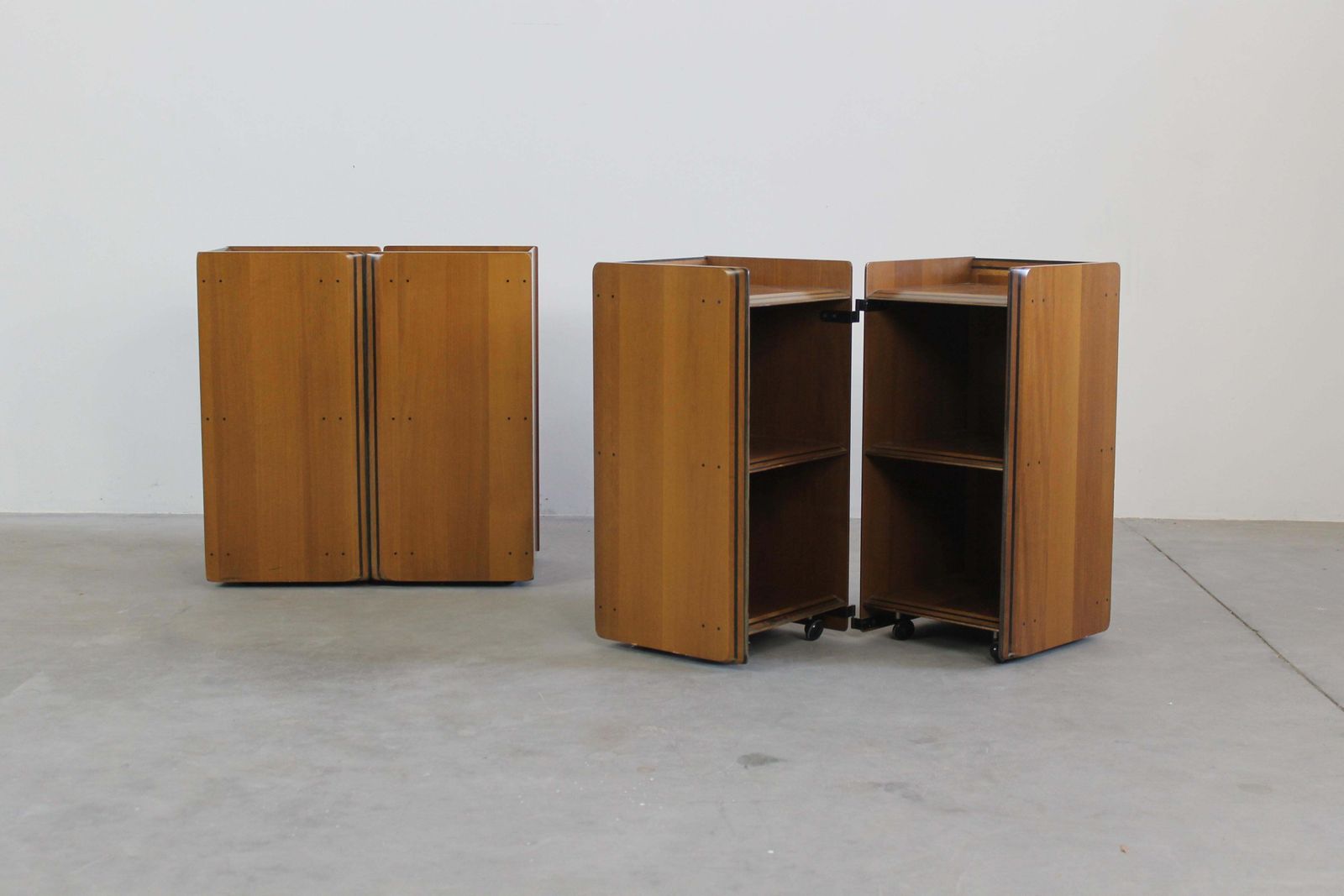 Tobia & Afra Scarpa Set Of Two Nightstands In Walnut By Maxalto 1970s Italy photo vinterior