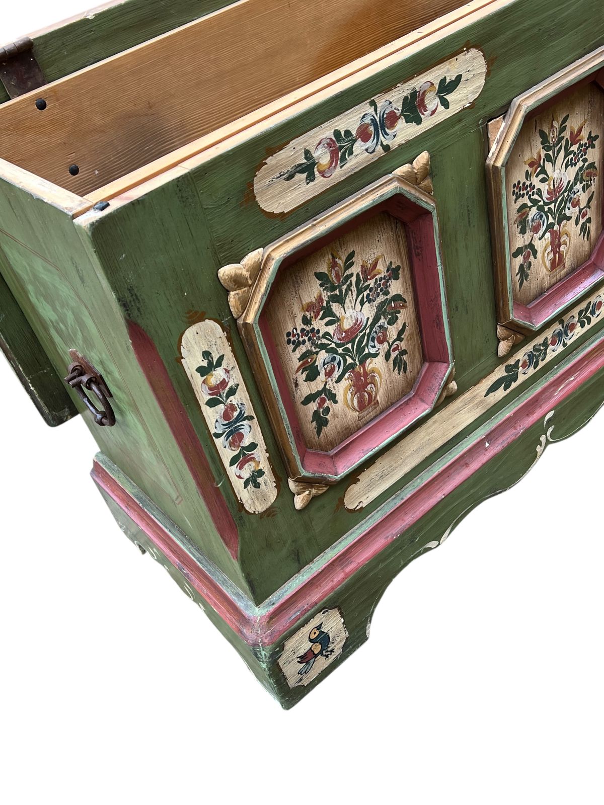 photo furniture "Anno 1800” Series Trunk By Voglauer