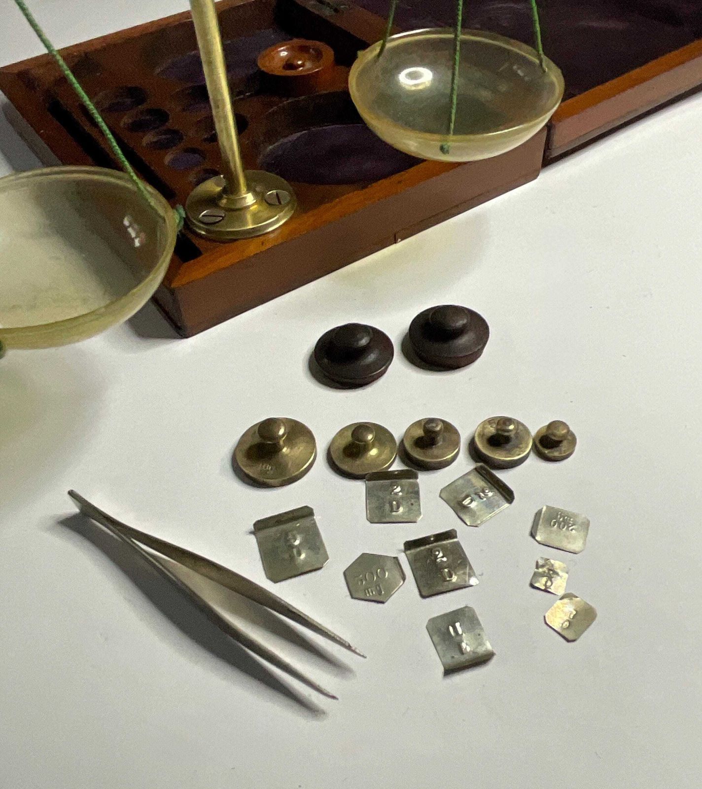 Antique Apothecary Balance, Cased, With Weights. photo vinterior