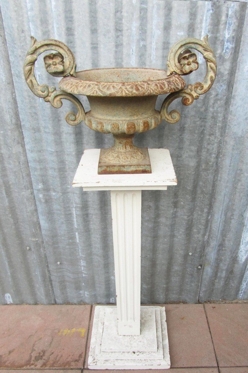Early 19th Century Cast Iron Planter With Scrolled Foliate Handles photo furniture