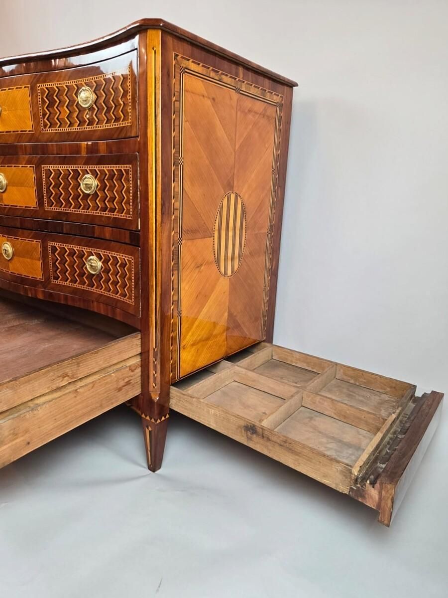 photo furniture Inlaid Chest Of Drawers With Double Secret Compartments, 18th Century