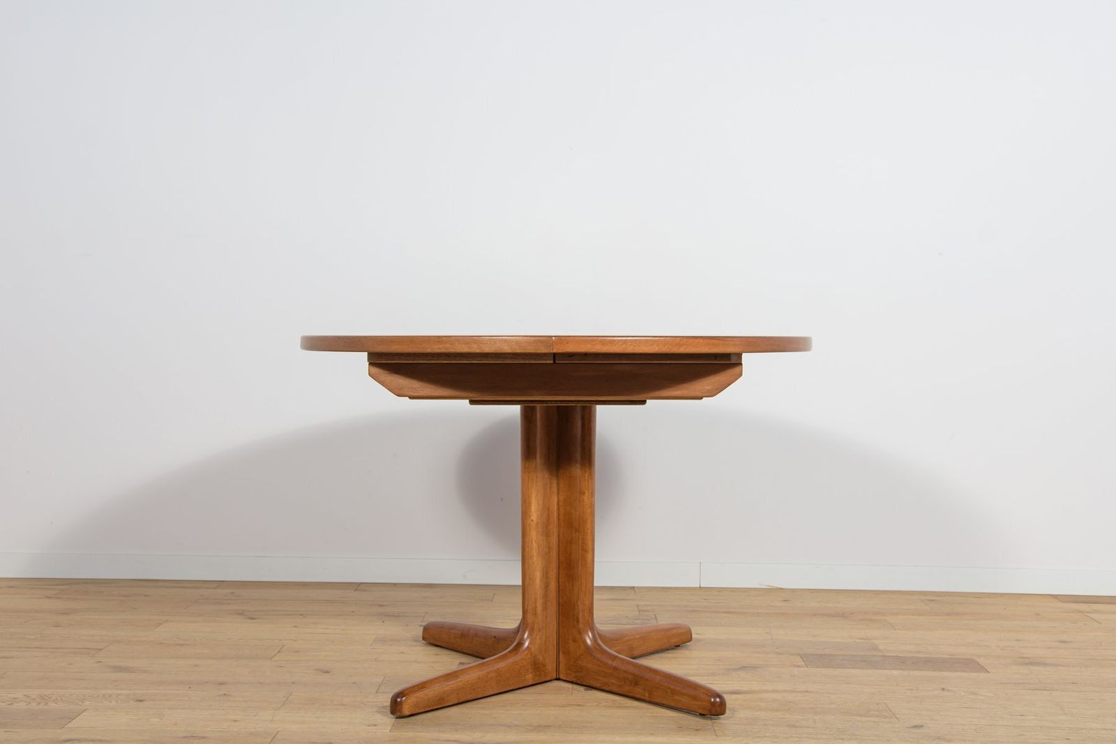 Mid Century Round Walnut Extendable Dining Table, United Kingdom, 1950s photo for sale