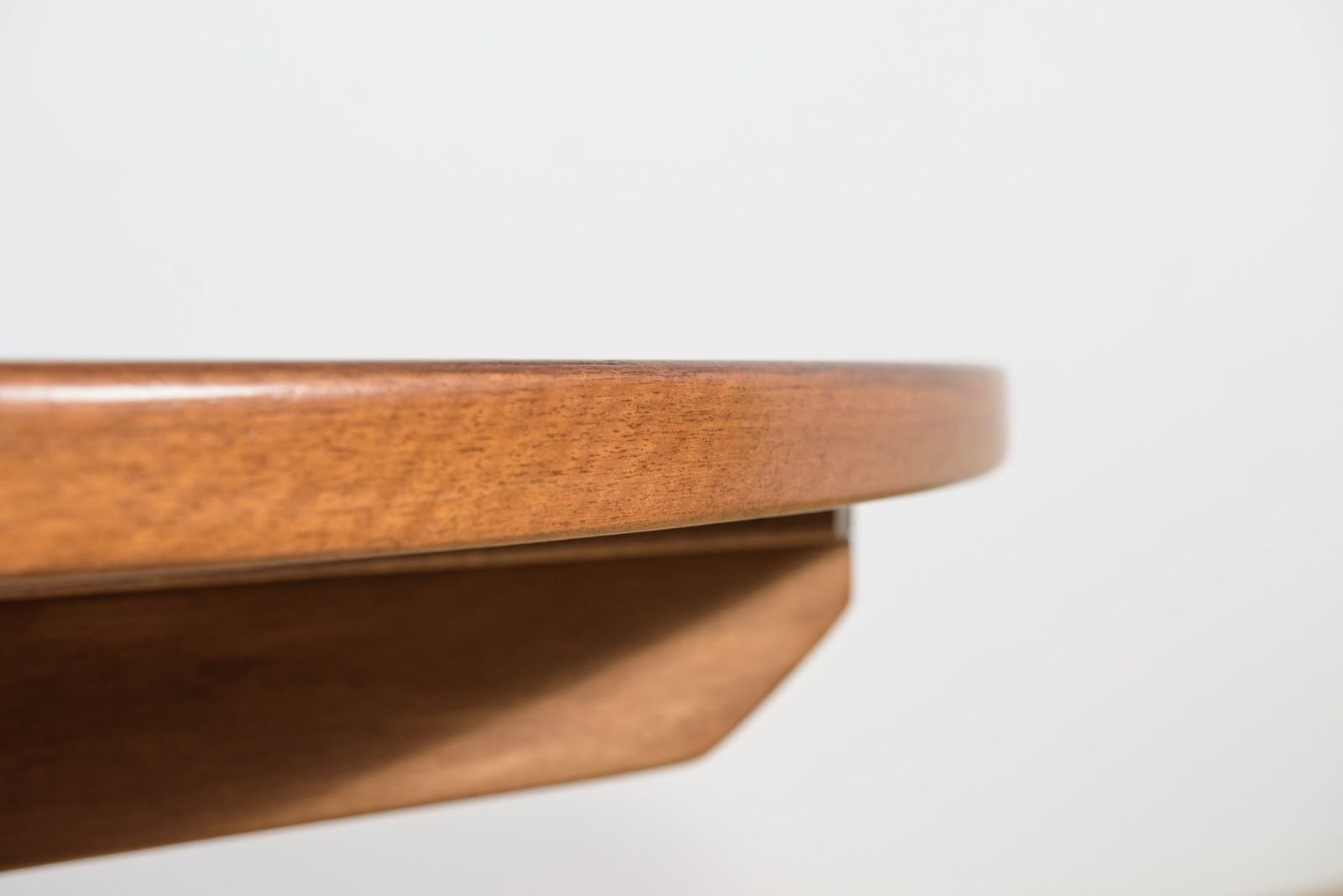 photo vinterior Mid Century Round Walnut Extendable Dining Table, United Kingdom, 1950s