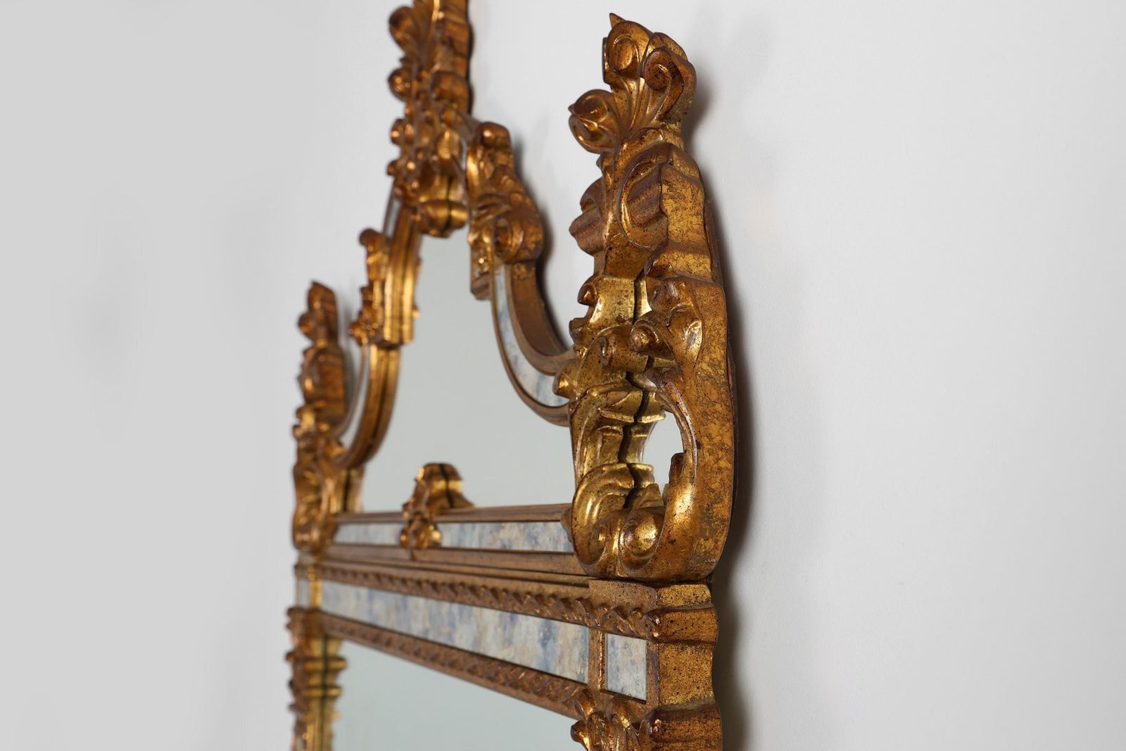 photo furniture 20th Century Belgian Rococo Venetian Mirror In Gilded Wood, 1980s