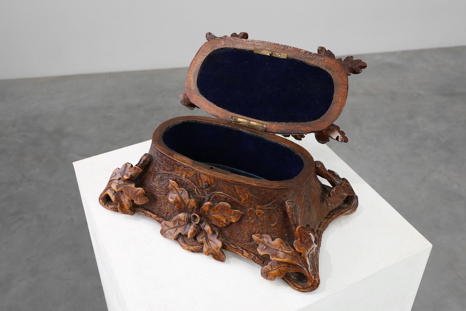 photo furniture Antique Swiss Black Forest Hand Carved Jewelry Box In Oak, 1800s