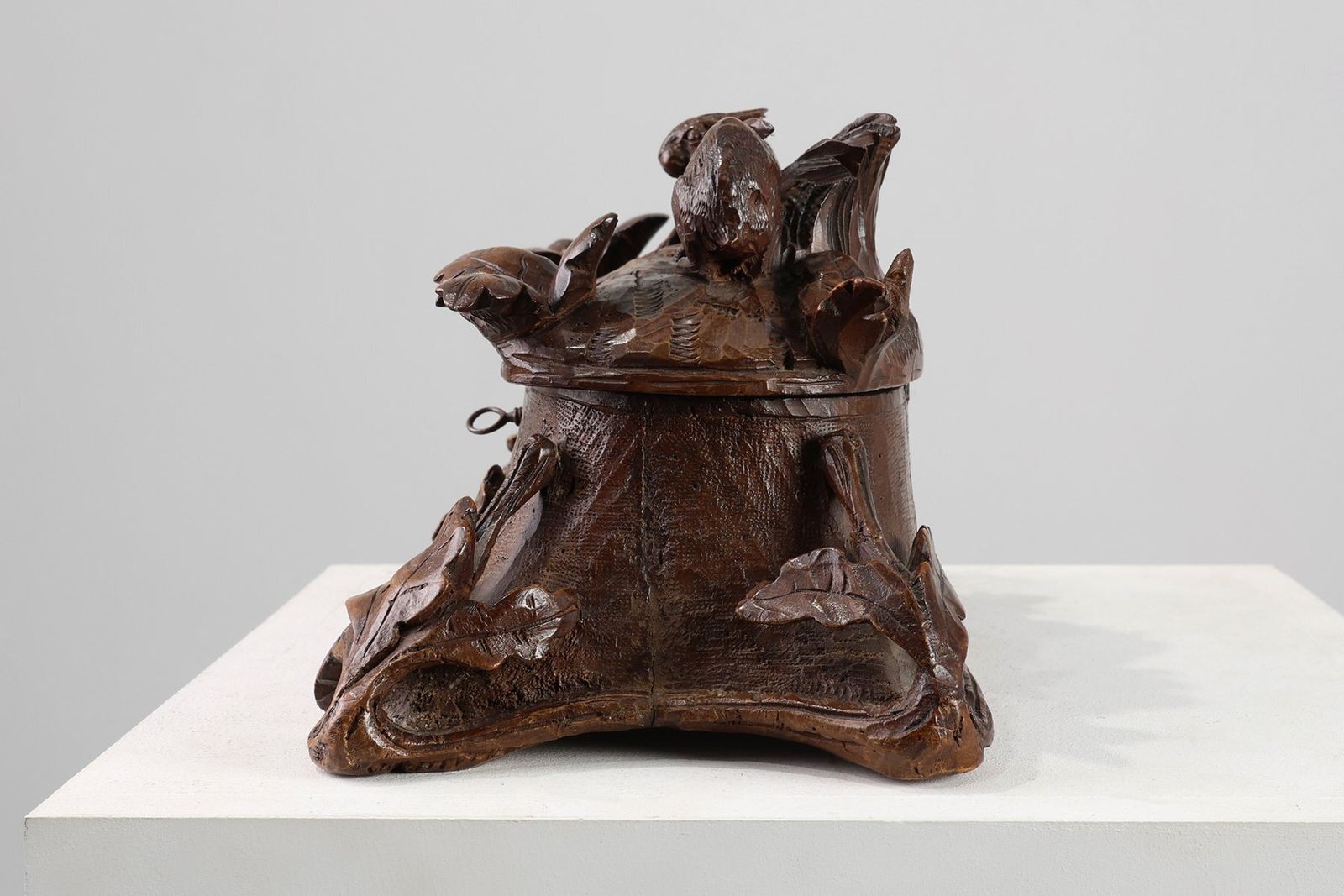 photo vinterior Antique Swiss Black Forest Hand Carved Jewelry Box In Oak, 1800s