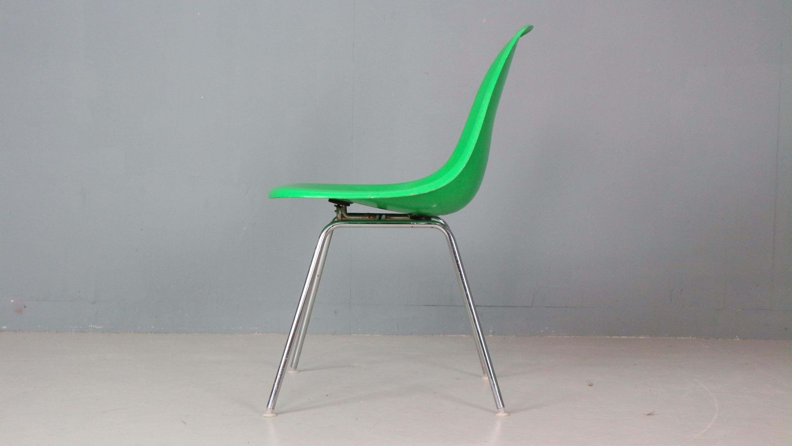 photo furniture Charles & Ray Eames Set Of 4 Kelly Green "H Base" Chairs For Herman Miller, 1960