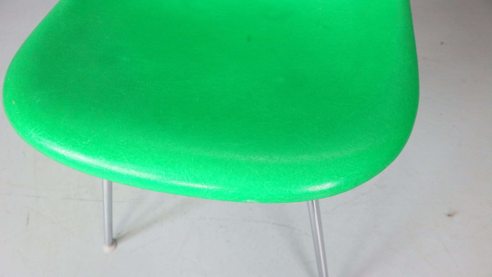 photo vintage Charles & Ray Eames Set Of 4 Kelly Green "H Base" Chairs For Herman Miller, 1960