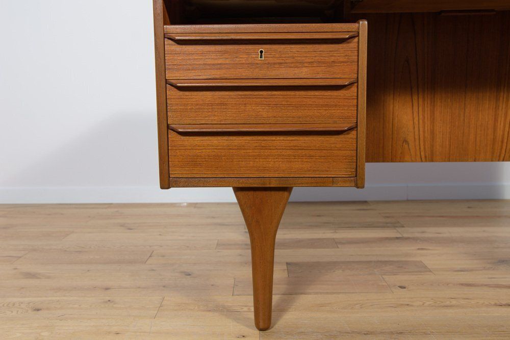 photo vinterior Mid Century Freestanding Teak Desk By Valdemar Mortensen, 1960s