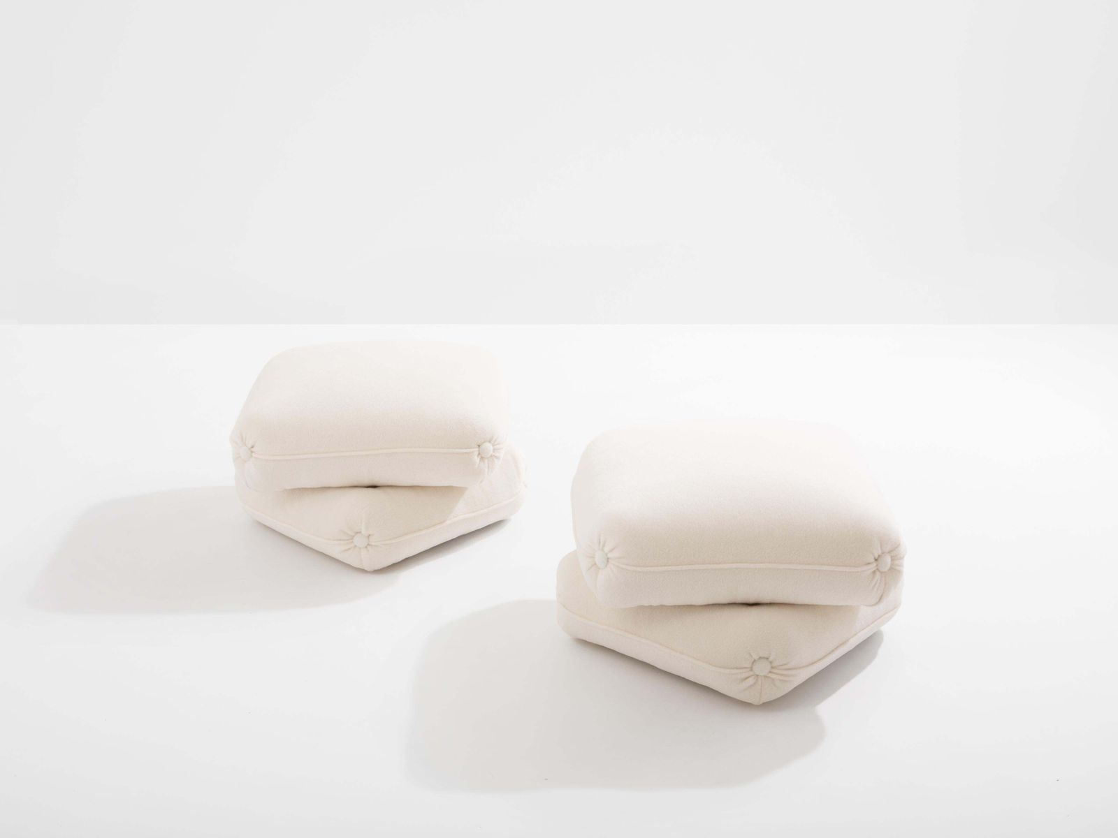 Paire de poufs Jacques Charpentier pour Maison Jansen en alpaga blanc, années 1970 photo furniture