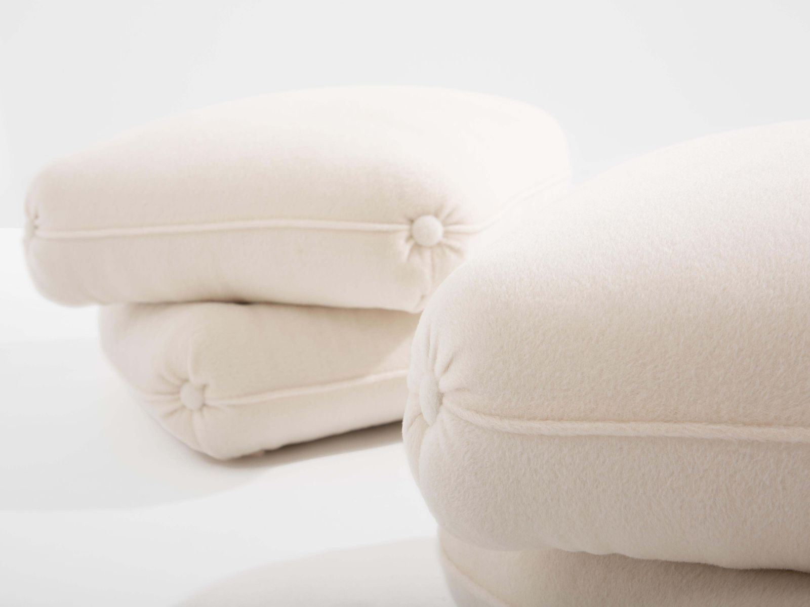 Paire de poufs Jacques Charpentier pour Maison Jansen en alpaga blanc, années 1970 photo 7898.0