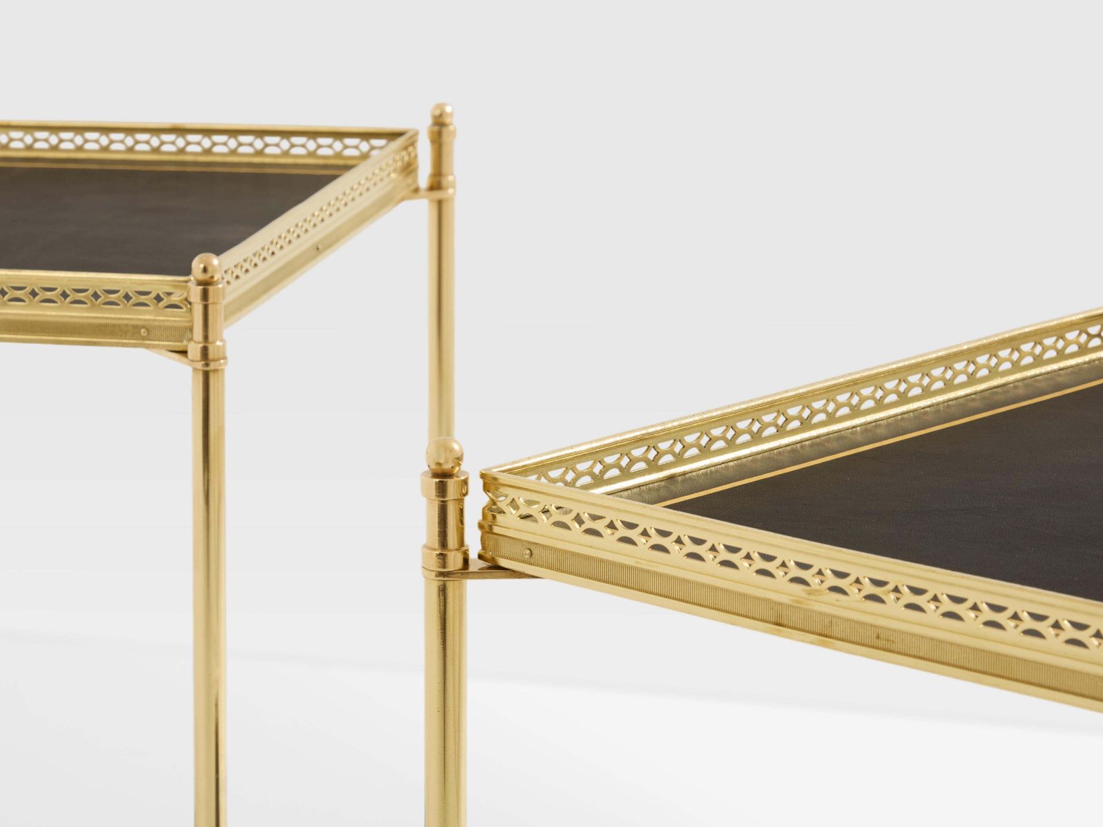 Paire de tables d'appoint à deux niveaux Maison Jansen en laiton et cuir noir, années 1960 photo buy